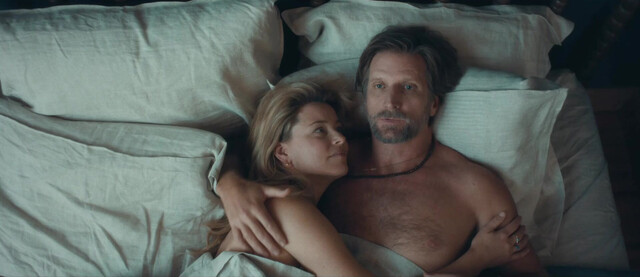 Jessica Biel sexy, Elizabeth Banks sexy - The Better Sister (2025)