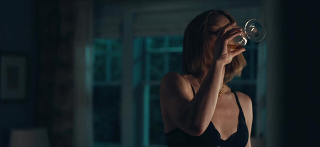 Jessica Biel sexy, Elizabeth Banks sexy - The Better Sister (2025)