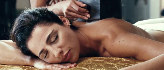 Luisa Ranieri sexy - Mozzarella Stories (2011)