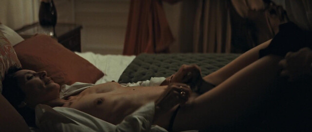 Jeanne Balibar nude - Le système Victoria (2024)