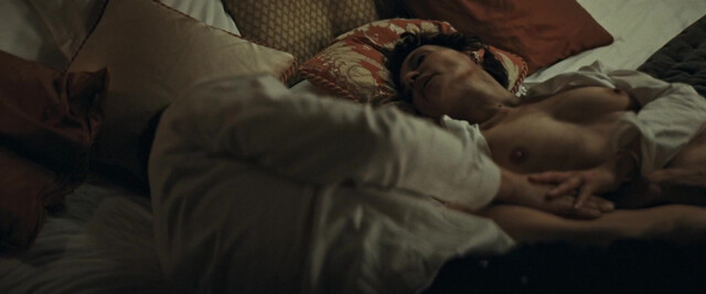 Jeanne Balibar nude - Le système Victoria (2024)