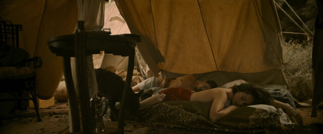 Ana de Armas sexy, Sydney Sweeney nude, Vanessa Kirby sexy - Eden (2025)