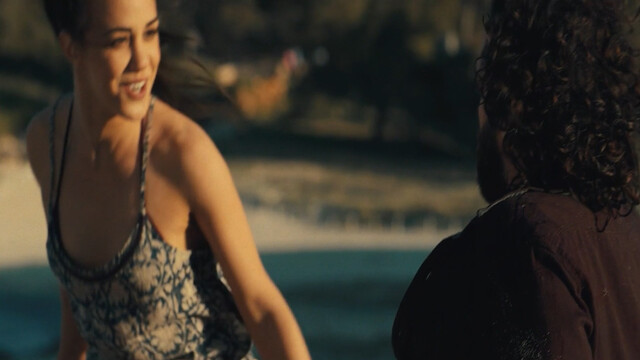 Alice Belaïdi sexy – Odd Job (Un petit boulot) (2016)