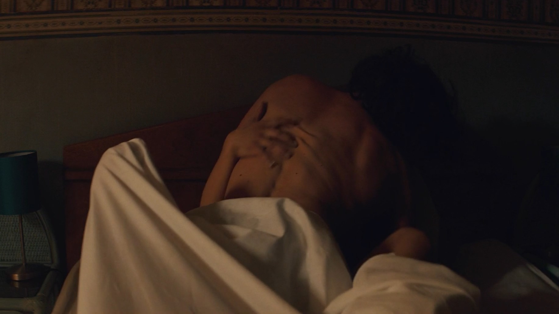 Alice Belaïdi sexy – Odd Job (Un petit boulot) (2016)