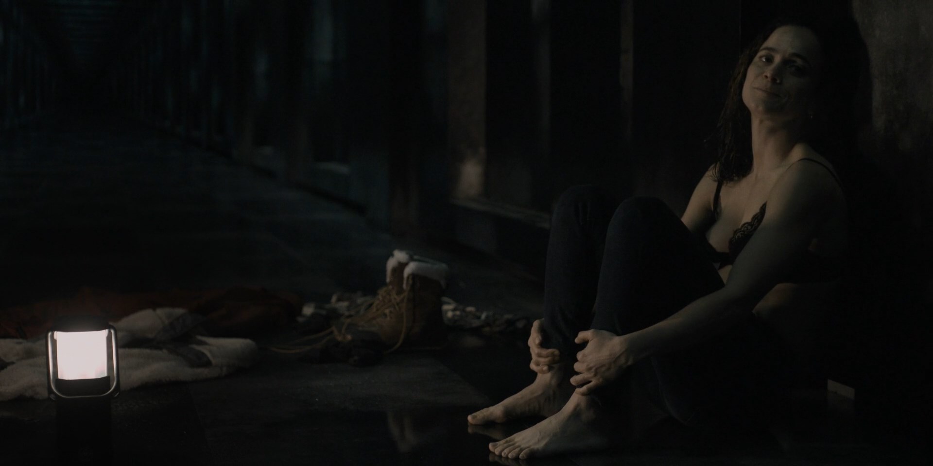 Alice Braga sexy – Dark Matter s01e05 (2024)