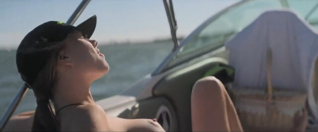 Ester Expósito nude – Lost in the Night (Perdidos en la noche) (2023)