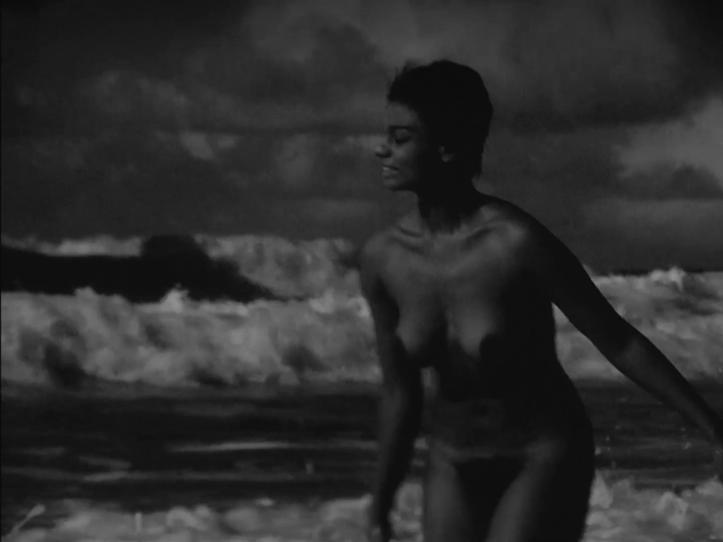 Luiza Maranhao nude – The Turning Wind (Barravento) (1962)