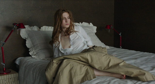 Agathe Bonitzer nude – Tout de suite maintenant (2016)