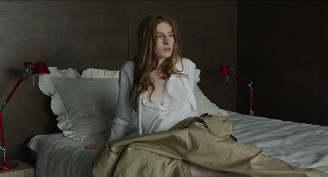 Agathe Bonitzer nude – Tout de suite maintenant (2016)