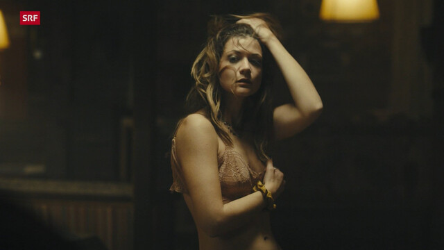 Julia Rosa Peer sexy – School of Champions s01e04 (2023)