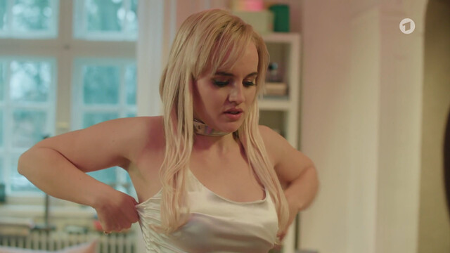 Luise von Finckh sexy – Das Fest der Liebe s01e02 (2023)