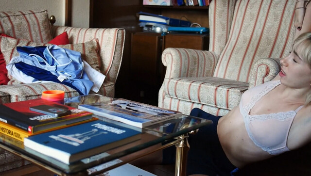 Violeta Rodríguez sexy – Violeta no coge el ascensor (2019)