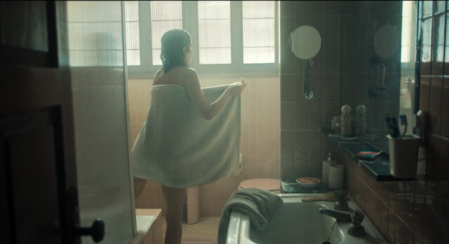 Iria del Río sexy – Visitor (Visitante) (2021)