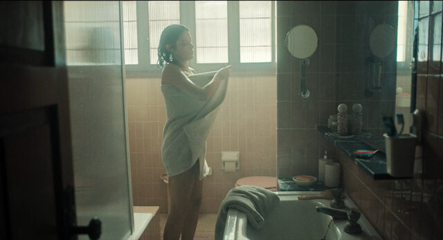 Iria del Río sexy – Visitor (Visitante) (2021)