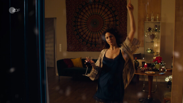 Jasmin Gerat sexy – Ein Regenbogen zu Weihnachten (2023)