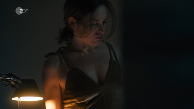 Katharina Lorenz sexy – Mord in der Familie - Der Zauberwürfel s01e02e04 (2021)