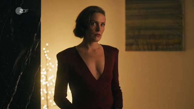Katharina Lorenz sexy – Mord in der Familie - Der Zauberwürfel s01e02e04 (2021)