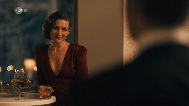 Katharina Lorenz sexy – Mord in der Familie - Der Zauberwürfel s01e02e04 (2021)