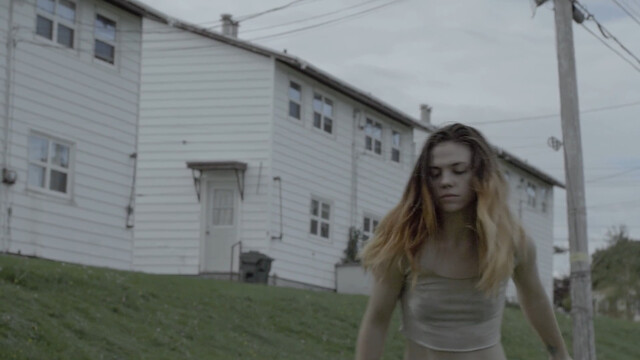 Bhreagh MacNeil sexy – Werewolf (2016)