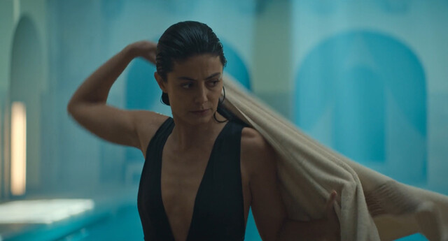 Alessandra Mastronardi sexy – One Trillion Dollars (Eine Billion Dollar) s01e04-05 (2023)