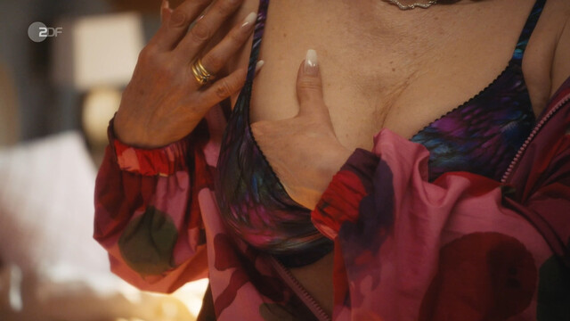 Ann-Kathrin Kramer sexy – Mona & Marie 2 - Ein etwas anderer Geburtstag (2023)