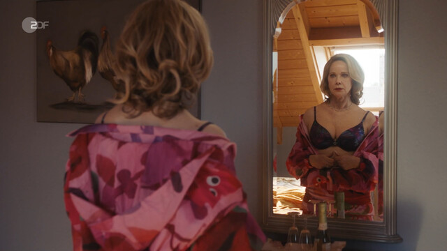 Ann-Kathrin Kramer sexy – Mona & Marie 2 - Ein etwas anderer Geburtstag (2023)