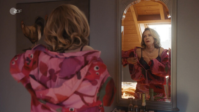 Ann-Kathrin Kramer sexy – Mona & Marie 2 - Ein etwas anderer Geburtstag (2023)