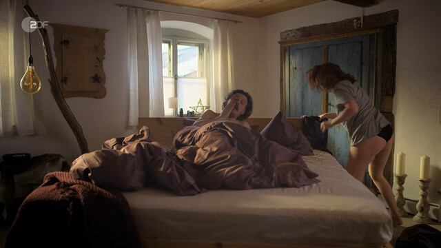 Henny Reents sexy – Weihnachtspäckchen ... haben alle zu tragen (2023)