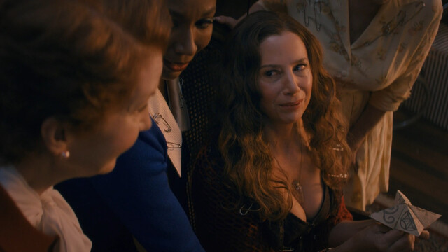 Mira Sorvino sexy – Shining Vale s02e07 (2023)