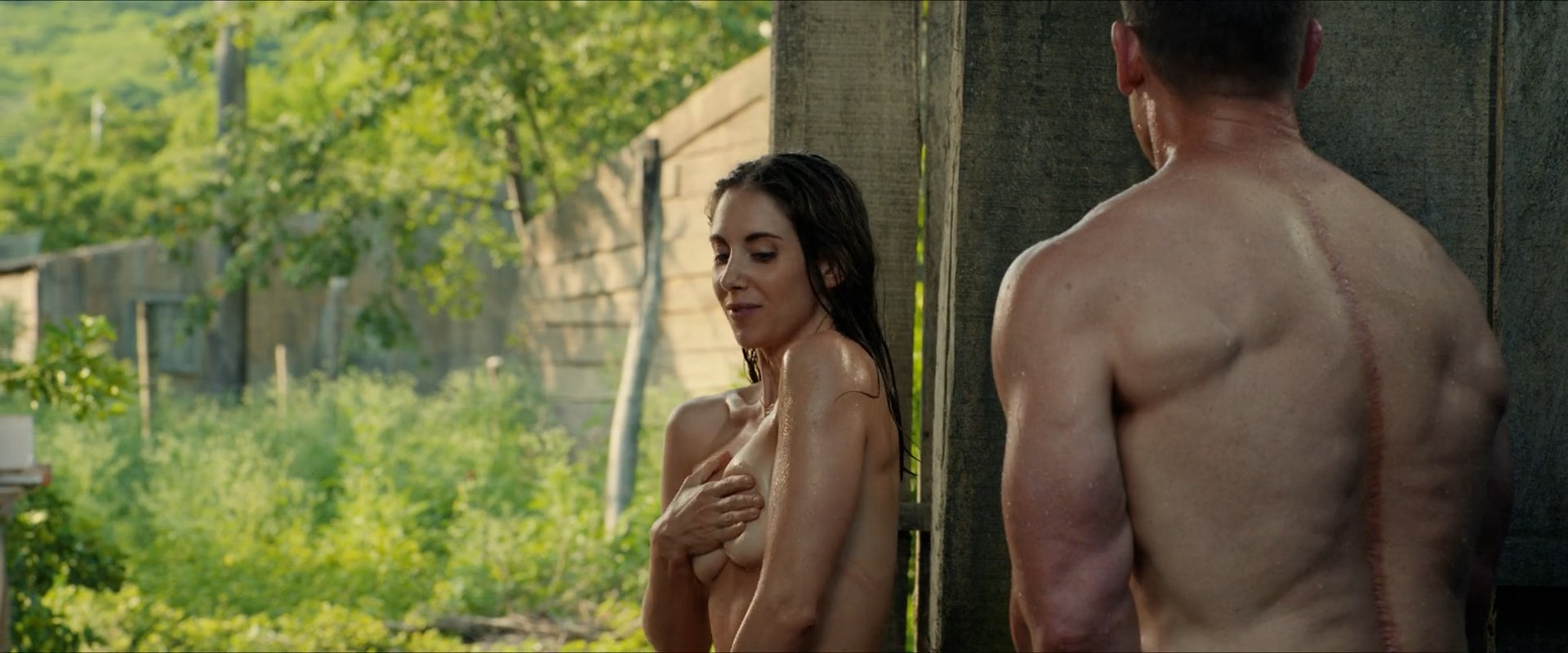 Alison Brie sexy – Freelance (2023)