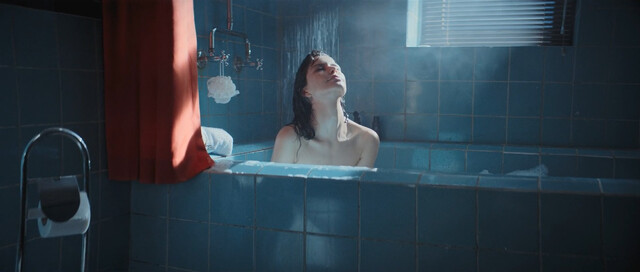 Beren Saat sexy – Last Call for Istanbul (Istanbul Için Son Çagri) (2023)