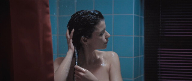 Beren Saat sexy – Last Call for Istanbul (Istanbul Için Son Çagri) (2023)