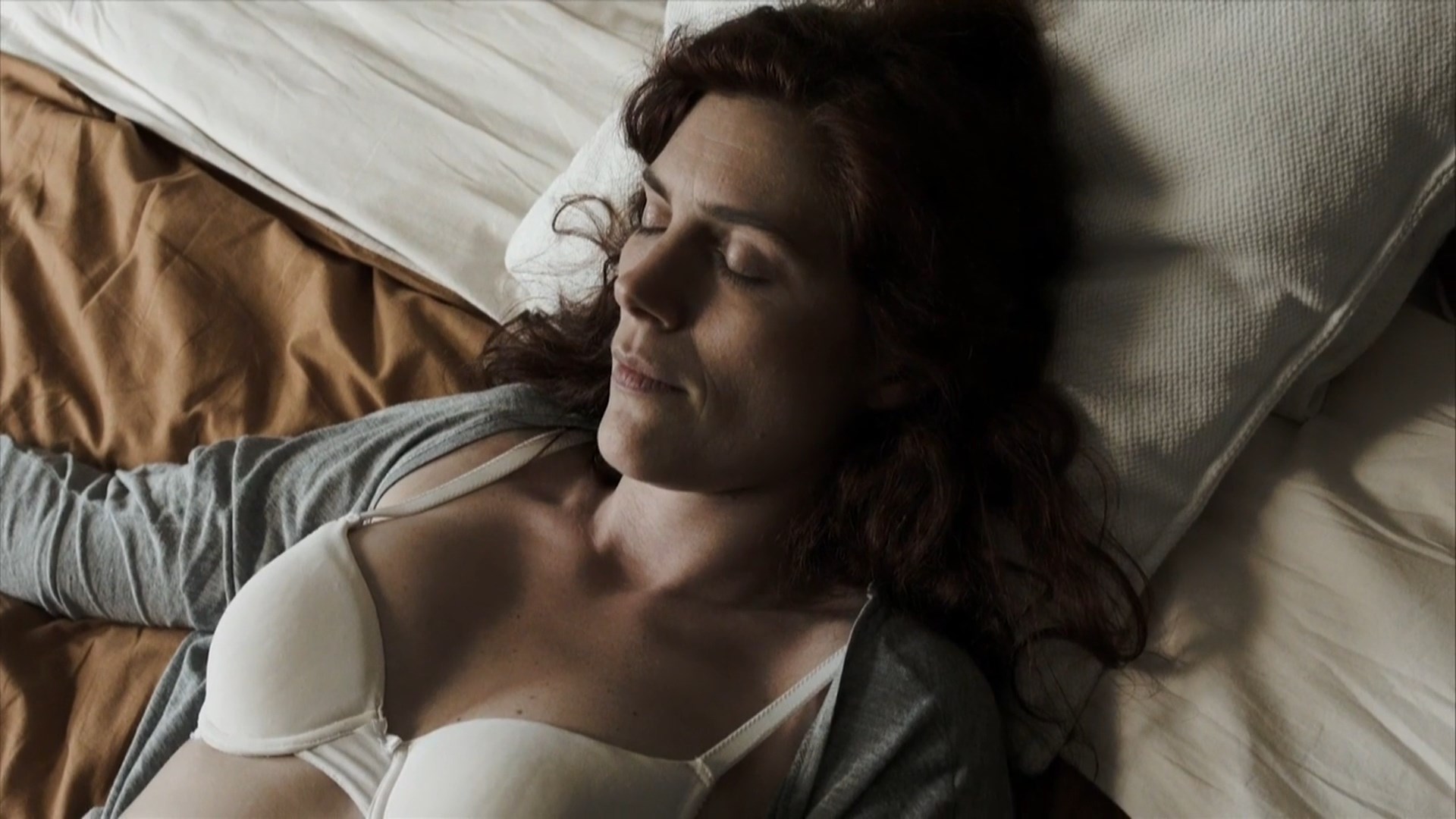 Ángela Villar sexy – Éter (2015)