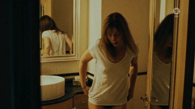 Ulrike C. Tscharre sexy – Zielfahnder Blutiger Tango (2019)