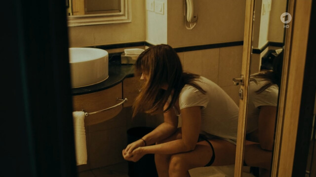 Ulrike C. Tscharre sexy – Zielfahnder Blutiger Tango (2019)