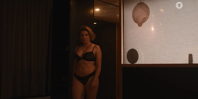 Karolina Lodyga sexy – Die Glücksspieler s01e06 (2022)