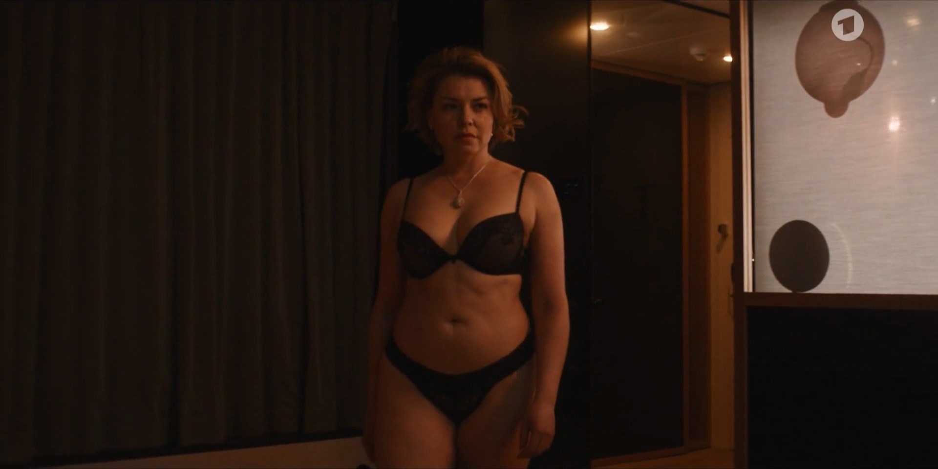 Karolina Lodyga sexy – Die Glücksspieler s01e06 (2022)