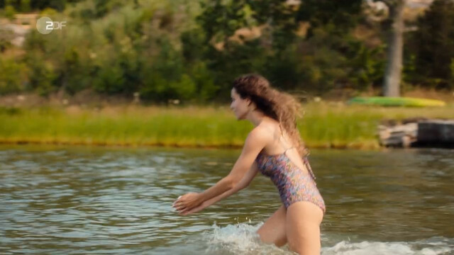 Nadine Menz sexy – Inga Lindström s18e06 (2021)