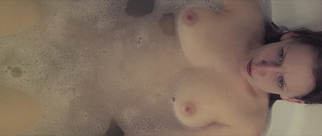 Helle Rossing nude – Pige under vand (2012)