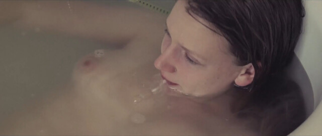 Helle Rossing nude – Pige under vand (2012)