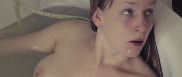 Helle Rossing nude – Pige under vand (2012)