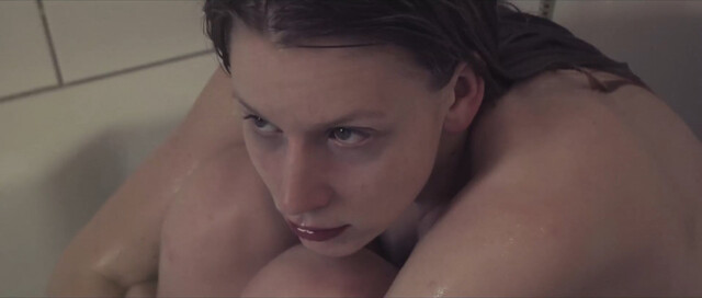 Helle Rossing nude – Pige under vand (2012)