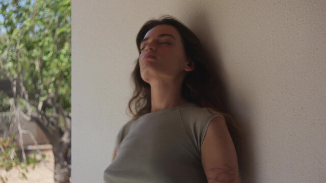 Emma Mackey nude, Vicky Krieps nude - Hot Milk (2025)