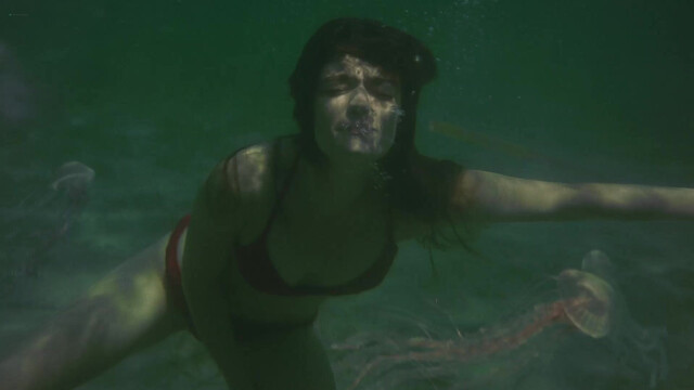 Emma Mackey nude, Vicky Krieps nude - Hot Milk (2025)