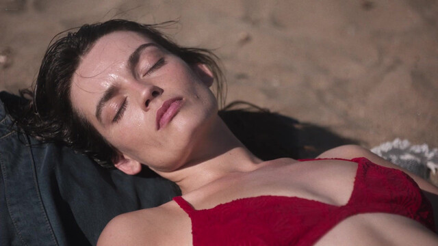 Emma Mackey nude, Vicky Krieps nude - Hot Milk (2025)