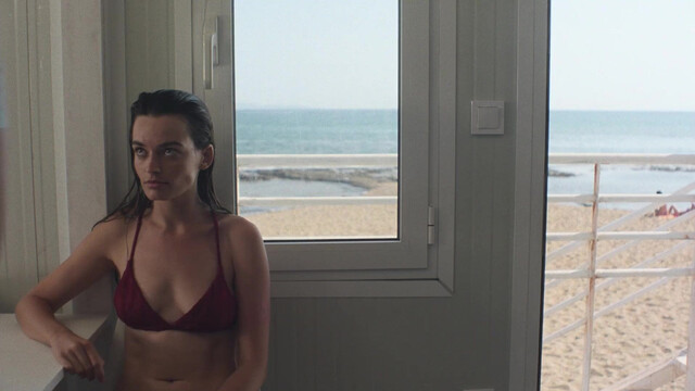 Emma Mackey nude, Vicky Krieps nude - Hot Milk (2025)