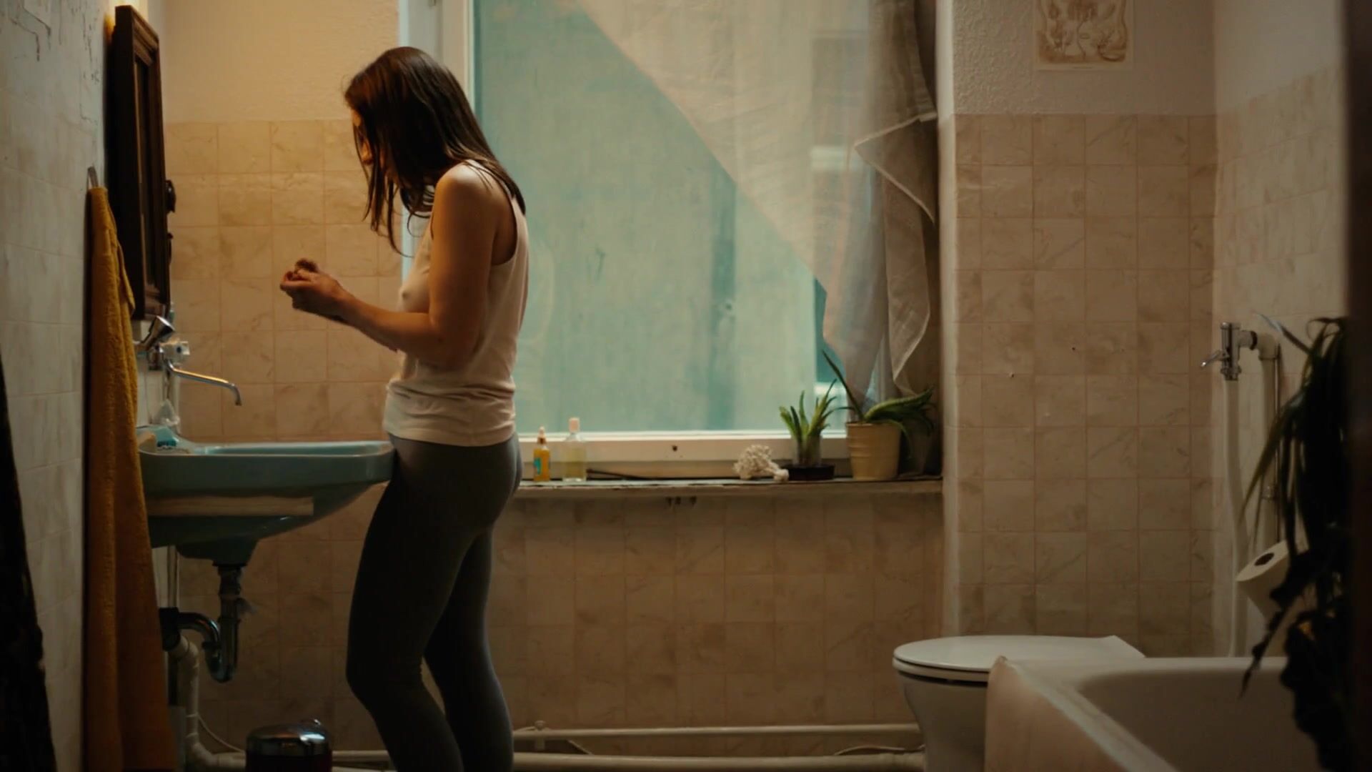 Gina Henkel sexy - Gegenüber (2019)