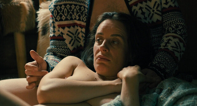 Gina Henkel nude - Wann kommst du meine Wunden küssen? (2022)