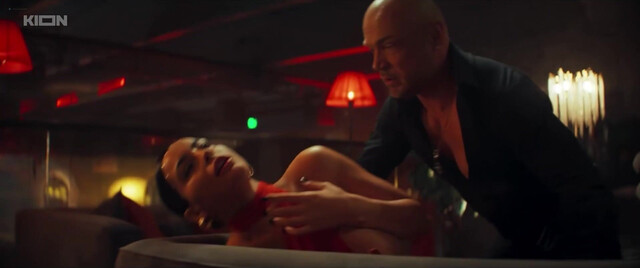 Yana Anosova nude, Emiliya Chunosova nude, Lolita Taborko nude, etc - Zhizn po vyzovu (2025)