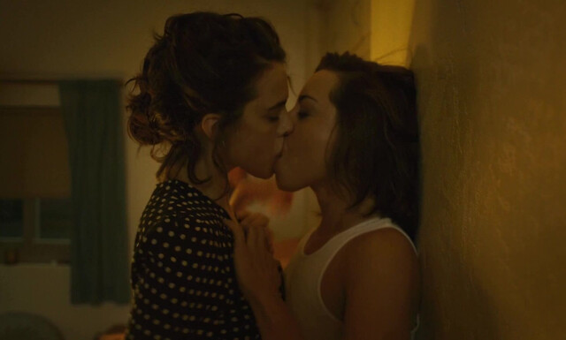 Margaret Qualley nude, Aubrey Plaza nude, Sarah J. Bartholomew sexy - Honey Don't! (2025)